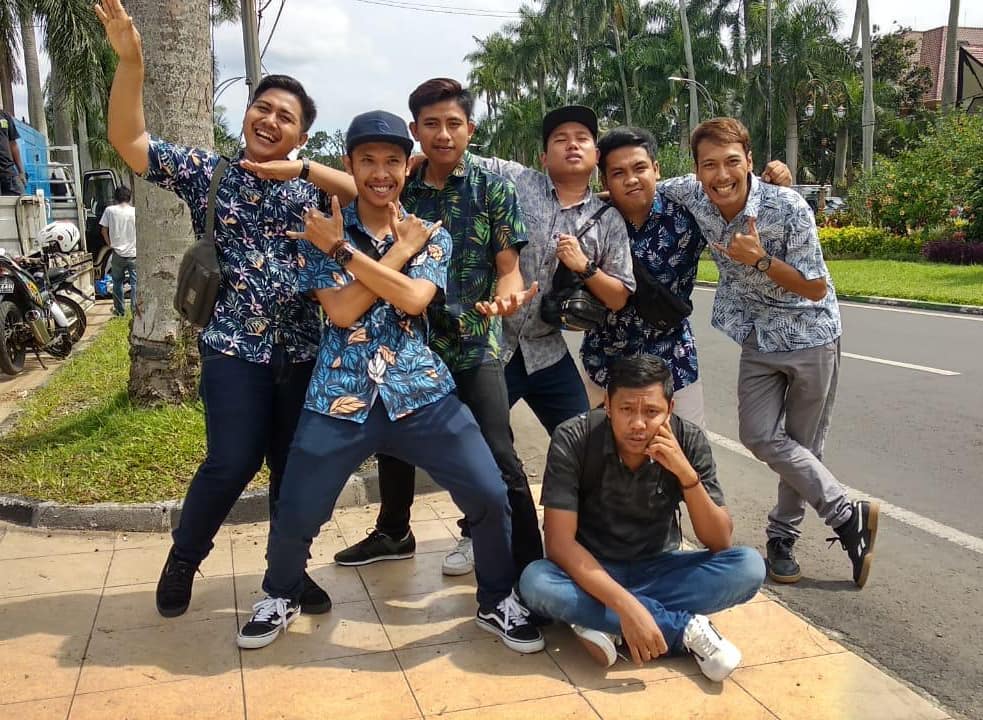 Guyon Waton berpose dengan salah satu rekan sebelum manggung